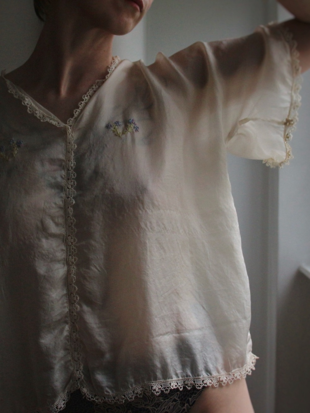 1920's Floral Embroidered Silk & Lace Lounge Blouse - Picture 3 of 10